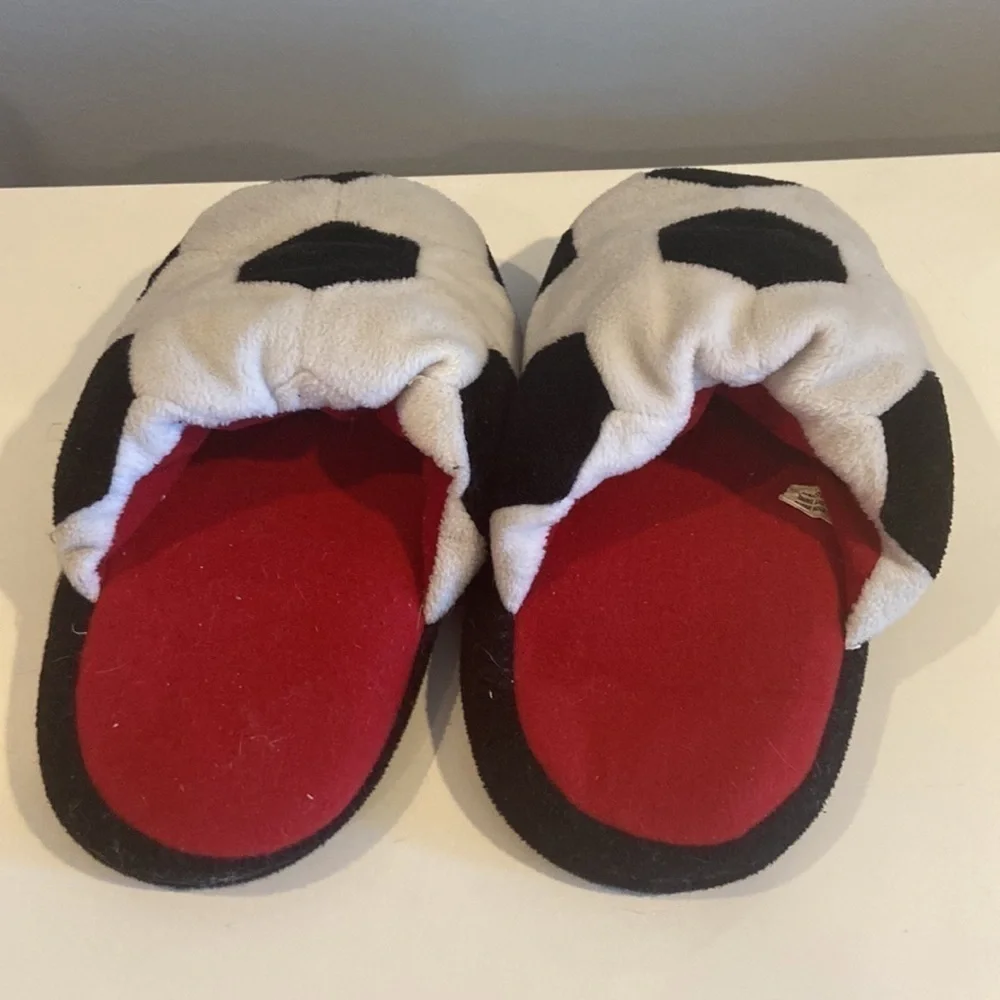 𝅺Old Navy Kids Soccer Ball Slippers with Red Interior Size XXL (2-3)